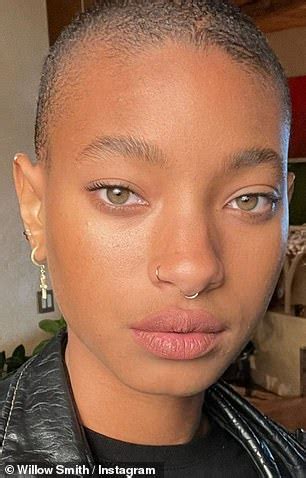 Willow Smith, 21, puts on a risqué display in a revealing lime。